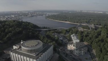 Yaya köprüsü. Kyiv 'in kartviziti. Modern şehir. Yaz. Havadan. Ukrayna. İnsanların.