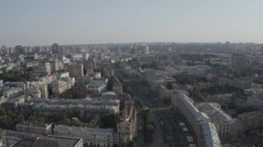 Kyiv şehir merkezindeki Khreschatyk ana caddesi. Ukrayna. Avrupa. Trafik ve yayalar var. Yaz. Havadan