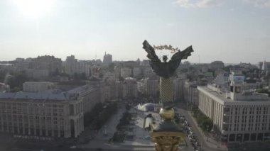 Independence Meydanı 'ndaki ana çelik. Ukrayna 'nın özgürlük sembolü. Şehir merkezi. Kyiv. Havadan
