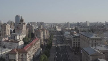 Kyiv şehir merkezindeki Khreschatyk ana caddesi. Ukrayna. Avrupa. Trafik ve yayalar var. Yaz. Havadan