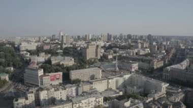 Meydan Meydanı ya da Maydan Nezalezhnosti 'nin merkezinde, Kyiv' deki Independence Meydanı 'ndaki Bağımsızlık Anıtı heykelinin yanında. Ukrayna. Havadan. Yaz