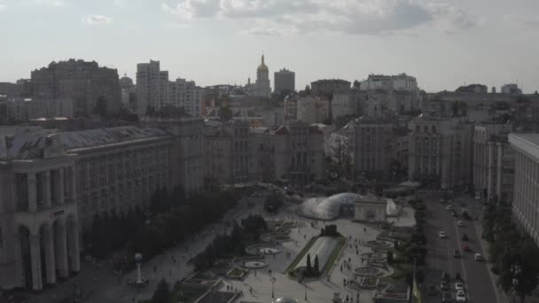 Centrum Placu Majdan Lub Majdan Nezalezhnosti Pobliżu Pomnika Niepodległości Pomnik — Wideo stockowe