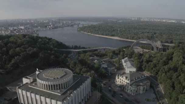 Fußgängerbrücke Visitenkarte Von Kiew Moderne Stadt Sommer Antenne Ukraine Die — Stockvideo