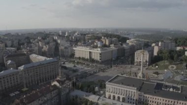Meydan Meydanı ya da Maydan Nezalezhnosti 'nin merkezinde, Kyiv' deki Independence Meydanı 'ndaki Bağımsızlık Anıtı heykelinin yanında. Ukrayna. Havadan. Yaz