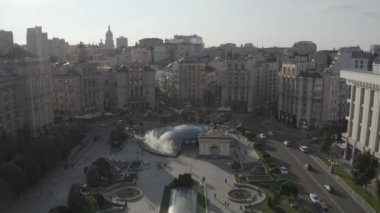 Meydan Meydanı ya da Maydan Nezalezhnosti 'nin merkezinde, Kyiv' deki Independence Meydanı 'ndaki Bağımsızlık Anıtı heykelinin yanında. Ukrayna. Havadan. Yaz