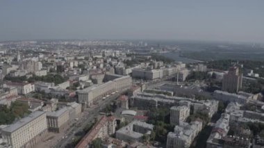 Kyiv şehir merkezindeki Khreschatyk ana caddesi. Ukrayna. Avrupa. Trafik ve yayalar var. Yaz. Havadan
