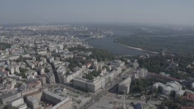 Meydan Meydanı ya da Maydan Nezalezhnosti 'nin merkezinde, Kyiv' deki Independence Meydanı 'ndaki Bağımsızlık Anıtı heykelinin yanında. Ukrayna. Havadan. Yaz