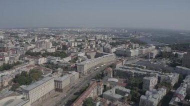Kyiv şehir merkezindeki Khreschatyk ana caddesi. Ukrayna. Avrupa. Trafik ve yayalar var. Yaz. Havadan