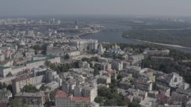 Hava görüntüsü. Michael 'ın Kyiv' deki Mikhailovskaya Meydanı 'ndaki Altın Kubbe Manastırı. Şehir merkezi.