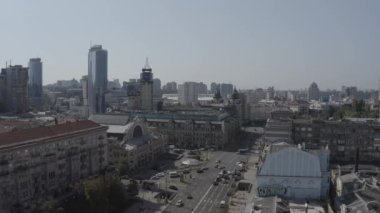 Kyiv şehir merkezindeki Khreschatyk ana caddesi. Ukrayna. Avrupa. Trafik ve yayalar var. Yaz. Havadan