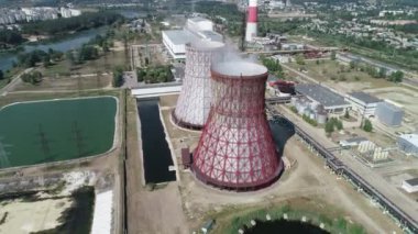 Termik santral. Harkiv. Ukrayna. CHPP-5. Havadan. Soğutma kuleleri. Yaz. Drone videosu