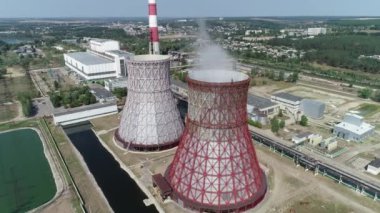 Termik santral. Harkiv. Ukrayna. CHPP-5. Havadan. Soğutma kuleleri. Yaz. Drone videosu