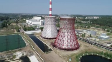 Termik santral. Harkiv. Ukrayna. CHPP-5. Havadan. Soğutma kuleleri. Yaz. Drone videosu