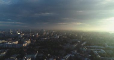 Kharkov şehir merkezi. Ukrayna. Şehrin panorama manzarası. Yaz. Hava fotoğrafçılığı. Şafak Tarih Merkezi. 