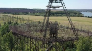 İyonosferi incelemek için terk edilmiş istasyon. Zmiiv, Harkiv Oblastı, Ukrayna. Havadan. Yaz. İyonosfer Enstitüsü. İstasyonun yansıtıcısı.