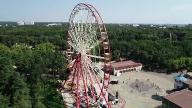 Gorky Central Park 'taki dönme dolap Kültür ve Harkov hava manzaralı eğlence. Ukrayna. İnsansız hava aracı videosu. Yaz. 