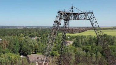 İyonosferi incelemek için terk edilmiş istasyon. Zmiiv, Harkiv Oblastı, Ukrayna. Havadan. Yaz. İyonosfer Enstitüsü. İstasyonun yansıtıcısı.