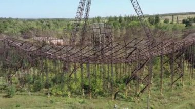 İyonosferi incelemek için terk edilmiş istasyon. Zmiiv, Harkiv Oblastı, Ukrayna. Havadan. Yaz. İyonosfer Enstitüsü. İstasyonun yansıtıcısı.