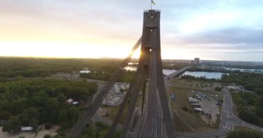 Hava aracı görüntüsü Kuzey veya Moskova Köprüsü Kiev 'i gösteriyor. Dinyeper üzerinden Ukrayna. Şehir manzaralı. Köprüde trafik var. Köprünün sütunları arasında boşluk. 