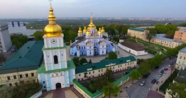 Ukrayna. Kyiv. 06.22.2019. Kyiv 'in manzarası. Ukrayna 'nın başkenti. Slav kültürü. Ortodoksluk. Kievan Rusçası. Mikhailovsky Altın Kubbe Katedrali. Ukrayna kiliseleri. Sofiyivska Meydanı.