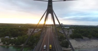 Hava aracı görüntüsü Kuzey veya Moskova Köprüsü Kiev 'i gösteriyor. Dinyeper üzerinden Ukrayna. Şehir manzaralı. Köprüde trafik var. Köprünün sütunları arasında boşluk. 