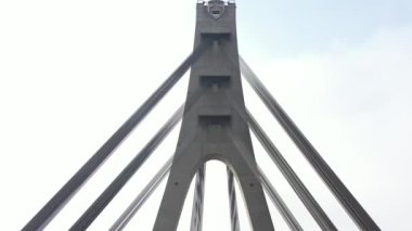 Hava aracı görüntüsü Kuzey veya Moskova Köprüsü Kiev 'i gösteriyor. Dinyeper üzerinden Ukrayna. Şehir manzaralı. Köprüde trafik var. Köprünün sütunları arasında boşluk. 