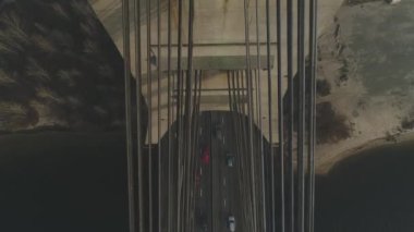 Hava aracı görüntüsü Kuzey veya Moskova Köprüsü Kiev 'i gösteriyor. Dinyeper üzerinden Ukrayna. Şehir manzaralı. Köprüde trafik var. Köprünün sütunları arasında boşluk. 