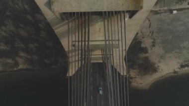 Hava aracı görüntüsü Kuzey veya Moskova Köprüsü Kiev 'i gösteriyor. Dinyeper üzerinden Ukrayna. Şehir manzaralı. Köprüde trafik var. Köprünün sütunları arasında boşluk. 