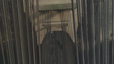 Hava aracı görüntüsü Kuzey veya Moskova Köprüsü Kiev 'i gösteriyor. Dinyeper üzerinden Ukrayna. Şehir manzaralı. Köprüde trafik var. Köprünün sütunları arasında boşluk. 