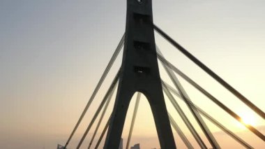Hava aracı görüntüsü Kuzey veya Moskova Köprüsü Kiev 'i gösteriyor. Dinyeper üzerinden Ukrayna. Şehir manzaralı. Köprüde trafik var. Köprünün sütunları arasında boşluk. 