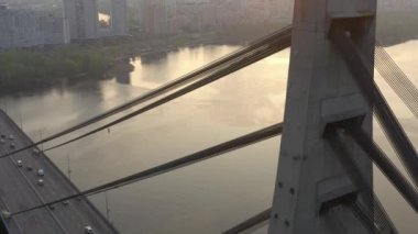 Hava aracı görüntüsü Kuzey veya Moskova Köprüsü Kiev 'i gösteriyor. Dinyeper üzerinden Ukrayna. Şehir manzaralı. Köprüde trafik var. Köprünün sütunları arasında boşluk. 
