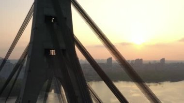 Hava aracı görüntüsü Kuzey veya Moskova Köprüsü Kiev 'i gösteriyor. Dinyeper üzerinden Ukrayna. Şehir manzaralı. Köprüde trafik var. Köprünün sütunları arasında boşluk. 