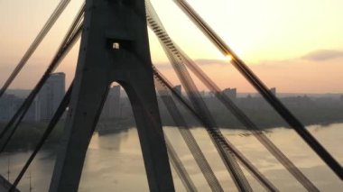 Hava aracı görüntüsü Kuzey veya Moskova Köprüsü Kiev 'i gösteriyor. Dinyeper üzerinden Ukrayna. Şehir manzaralı. Köprüde trafik var. Köprünün sütunları arasında boşluk. 