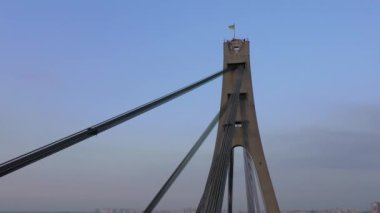 Hava aracı görüntüsü Kuzey veya Moskova Köprüsü Kiev 'i gösteriyor. Dinyeper üzerinden Ukrayna. Şehir manzaralı. Köprüde trafik var. Köprünün sütunları arasında boşluk. 