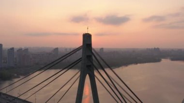 Hava aracı görüntüsü Kuzey veya Moskova Köprüsü Kiev 'i gösteriyor. Dinyeper üzerinden Ukrayna. Şehir manzaralı. Köprüde trafik var. Köprünün sütunları arasında boşluk. 