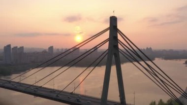 Hava aracı görüntüsü Kuzey veya Moskova Köprüsü Kiev 'i gösteriyor. Dinyeper üzerinden Ukrayna. Şehir manzaralı. Köprüde trafik var. Köprünün sütunları arasında boşluk. 