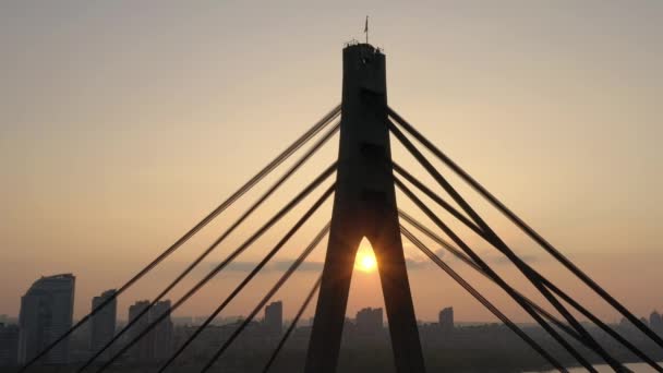 从空中俯瞰基辅北部或莫斯科大桥 乌克兰飞越第聂伯河 城市景观 桥上的交通 桥墩之间的跨距 — 图库视频影像