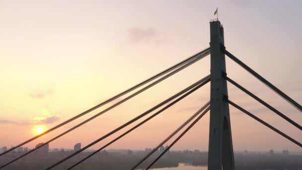 北またはモスクワ橋キエフの空中ドローンビュー ウクライナはドニエプルより 市街地の眺め 橋の上の交通 橋のパイロンの間に広がる — ストック動画