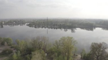Desna Nehri. Ukrayna. Kyiv. Nehrin manzarası. Hava fotoğrafçılığı. Yaz. Yeşil çayırlar.
