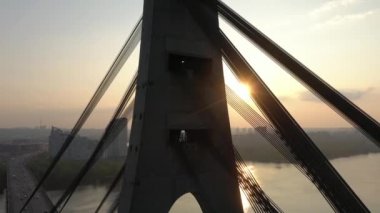 Hava aracı görüntüsü Kuzey veya Moskova Köprüsü Kiev 'i gösteriyor. Dinyeper üzerinden Ukrayna. Şehir manzaralı. Köprüde trafik var. Köprünün sütunları arasında boşluk. 
