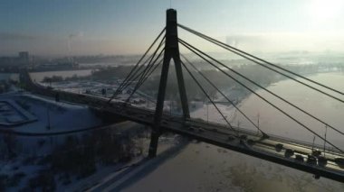 Hava aracı görüntüsü Kuzey veya Moskova Köprüsü Kiev 'i gösteriyor. Dinyeper üzerinden Ukrayna. Şehir manzaralı. Köprüde trafik var. Köprünün sütunları arasında boşluk. 