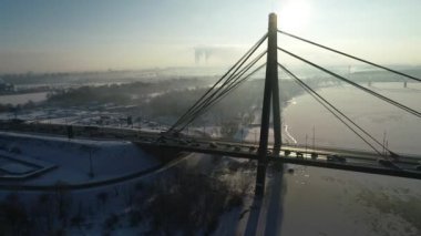 Hava aracı görüntüsü Kuzey veya Moskova Köprüsü Kiev 'i gösteriyor. Dinyeper üzerinden Ukrayna. Şehir manzaralı. Köprüde trafik var. Köprünün sütunları arasında boşluk. 