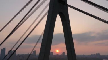 Hava aracı görüntüsü Kuzey veya Moskova Köprüsü Kiev 'i gösteriyor. Dinyeper üzerinden Ukrayna. Şehir manzaralı. Köprüde trafik var. Köprünün sütunları arasında boşluk. 