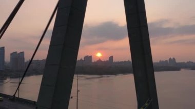Hava aracı görüntüsü Kuzey veya Moskova Köprüsü Kiev 'i gösteriyor. Dinyeper üzerinden Ukrayna. Şehir manzaralı. Köprüde trafik var. Köprünün sütunları arasında boşluk. 