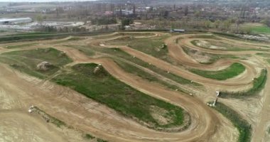 Ukrayna. Bucha. 08.05.2021. Ekstrem Motokros Yarışı. Enduro bisikleti sürmek. Off Road Extreme Racing. Havadan. Yarışma