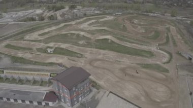 Ukrayna. Bucha. 08.05.2021. Ekstrem Motokros Yarışı. Enduro bisikleti sürmek. Off Road Extreme Racing. Havadan. Yarışma