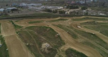 Ukrayna. Bucha. 08.05.2021. Ekstrem Motokros Yarışı. Enduro bisikleti sürmek. Off Road Extreme Racing. Havadan. Yarışma