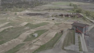 Ukrayna. Bucha. 08.05.2021. Ekstrem Motokros Yarışı. Enduro bisikleti sürmek. Off Road Extreme Racing. Havadan. Yarışma