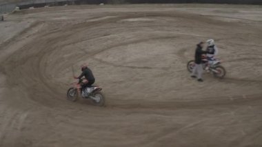 Ukrayna. Bucha. 08.05.2021. Ekstrem Motokros Yarışı. Enduro bisikleti sürmek. Off Road Extreme Racing. Havadan. Yarışma