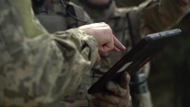 Exploradores Ucranianos Con Dron Van Una Misión Guerra Ucrania Dirección — Vídeo de stock